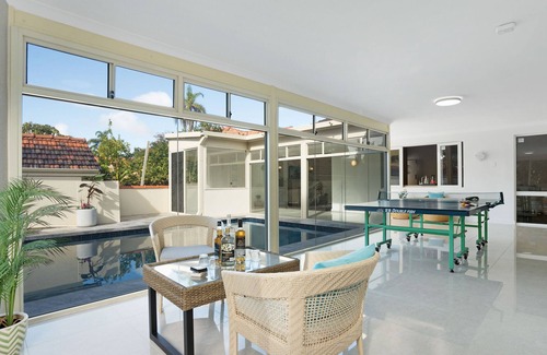 Dalkeith House | New Renovated resort house with simming pool, Park views.