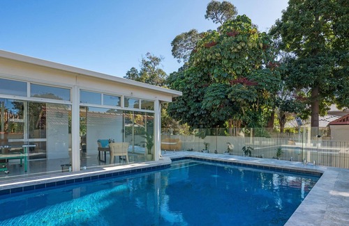 Dalkeith House | New Renovated resort house with simming pool, Park views.