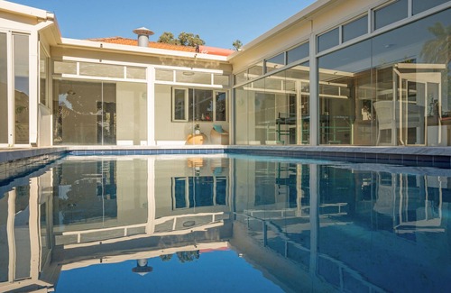Dalkeith House | New Renovated resort house with simming pool, Park views.