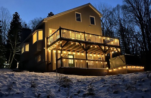West Dover Cabin | New Renovated Ski Chalet on the River with a Hottub