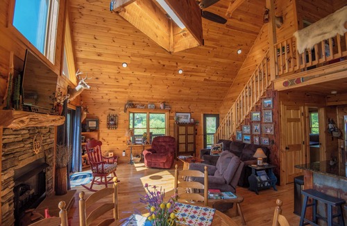 Crumpler Cabin | NEW RENTAL Cabin By the New River! Hot Tub - Ping Pong - Foosball - Short walk to River