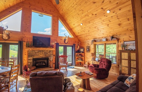 Crumpler Cabin | NEW RENTAL Cabin By the New River! Hot Tub - Ping Pong - Foosball - Short walk to River