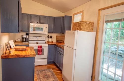 Fleetwood Cabin | New Rental overlooking the New River - Cozy Cabin Between Boone and West Jefferson