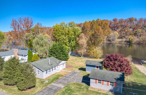 Belspring House | New River 3BR - Fishing, Kayaking, Hot tub & VT Game Weekends