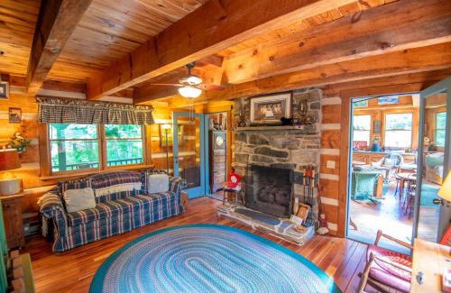 Fleetwood House | New River Access, Sleeps 9, Fire Pit, Dogs Welcome