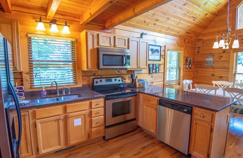 Piney Creek Cabin | New River Front Cabin- Walking Distance to Canoe Outfitters - Hot Tub - Wi-Fi