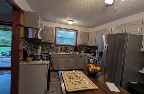 Fayetteville House | New River Gorge Pickleball Retreat, Hot Tub, Games, Family Fun Minutes To Town!