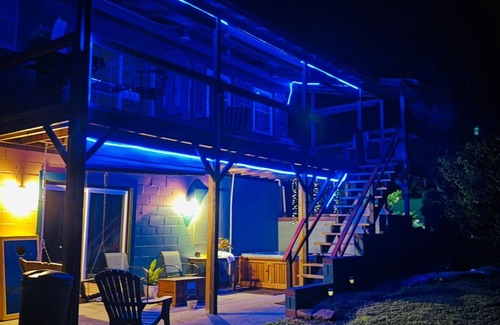 Fayetteville House | New River Gorge Pickleball Retreat, Hot Tub, Games, Family Fun Minutes To Town!
