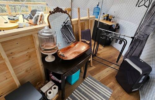 Cotter Cabin | NEW RIVER VIEW Cliff Dome Glamping @ White River, minutes to fishing, hikes!
