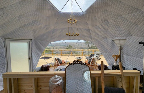 Cotter Cabin | NEW RIVER VIEW Cliff Dome Glamping @ White River, minutes to fishing, hikes!