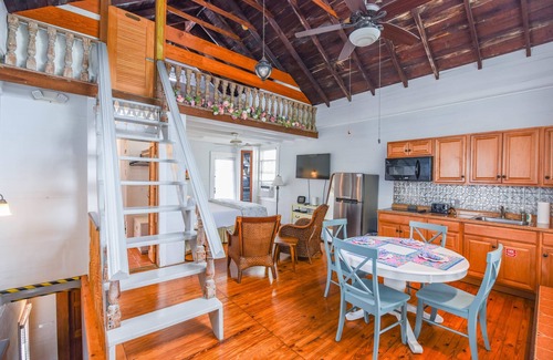 Historic Seaport House | New Rose Retreat - Pool Parking
