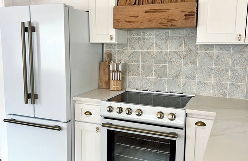 Fort Bay House | NEW “SALTY SADDLE” Laguna Beach - 1 block to ocean - Private Pool - sleeps 12-14