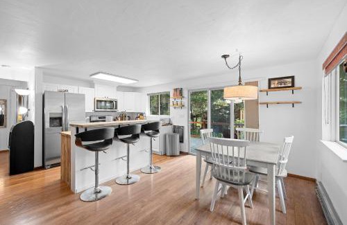 McCall House | New! Sanctuary at Payette Lake - remodeled - close to town - pet friendly