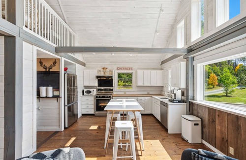 Woodstock House | NEW! Scenic Ridge - 4bd/3ba cabin in Woodstock, VT