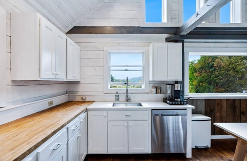 Woodstock House | NEW! Scenic Ridge - 4bd/3ba cabin in Woodstock, VT