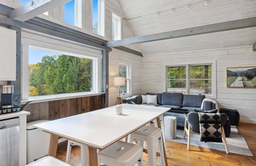 Woodstock House | NEW! Scenic Ridge - 4bd/3ba cabin in Woodstock, VT