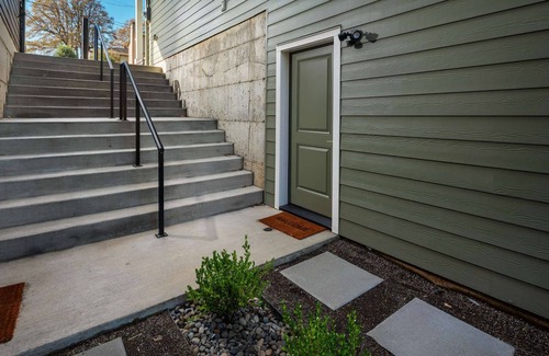 Milwaukie Condo | New SE Portland Studio, Pets Allowed, Open Floor Plan, Next to MAX Station, 7 Miles 2 Downtown