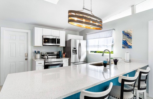 Sarasota House | NEW! Sea Mist Hideaway | Lanai, Outdoor Lounge + Fire-Pit!