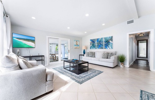 Sarasota House | NEW! Sea Mist Hideaway | Lanai, Outdoor Lounge + Fire-Pit!
