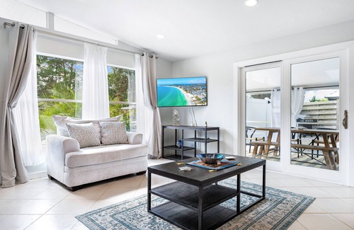 Sarasota House | NEW! Sea Mist Hideaway | Lanai, Outdoor Lounge + Fire-Pit!