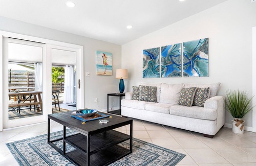 Sarasota House | NEW! Sea Mist Hideaway | Lanai, Outdoor Lounge + Fire-Pit!
