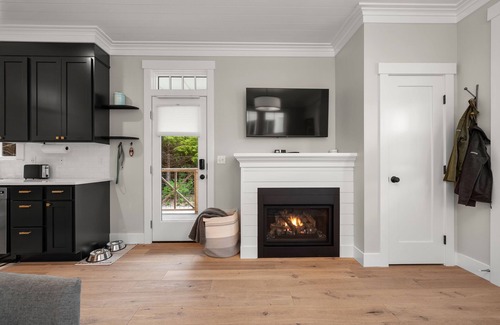 Seabrook House | *New* Seabrook's Robins Nest: Dog Friendly, Hot Tub!