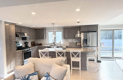 Summersea House | NEW SEABURY 3-bdrm Sleeps 8, Walk to Beach, Great Location, Dog Friendly