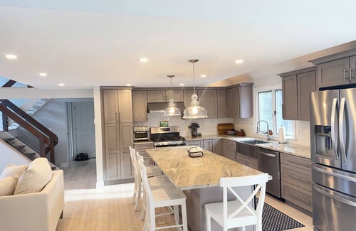 Summersea House | NEW SEABURY 3-bdrm Sleeps 8, Walk to Beach, Great Location, Dog Friendly