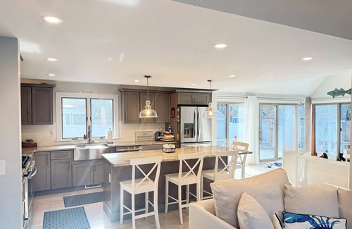 Summersea House | NEW SEABURY 3-bdrm Sleeps 8, Walk to Beach, Great Location, Dog Friendly