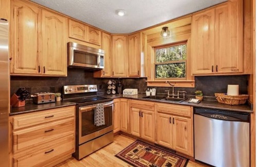 Newland Cabin | New! Secluded Cabin Fire Pit Sleeps 12 Game Room