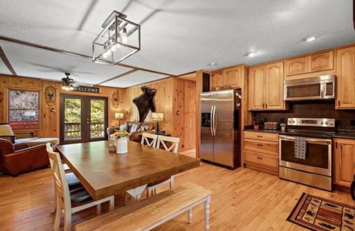 Newland Cabin | New! Secluded Cabin Fire Pit Sleeps 12 Game Room