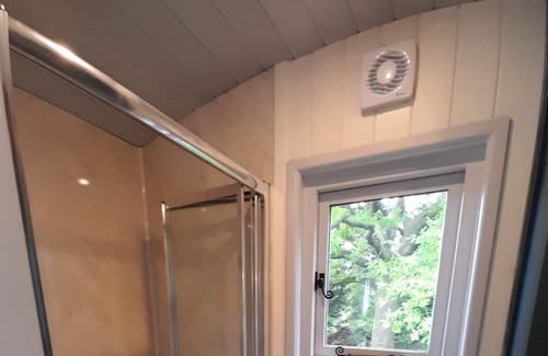 Llansadwrn Apartment | New Shepherd'shut in peaceful eco location