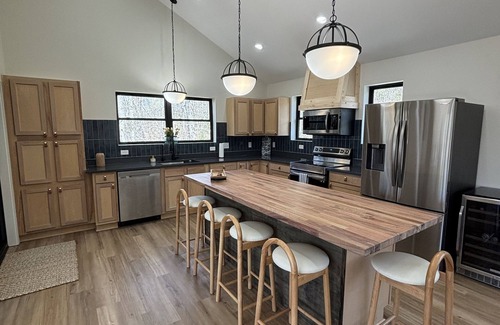 Smithville House | NEW! Shoreside Retreat, Path to Water, Hot Tub, Serene 5-Bed House