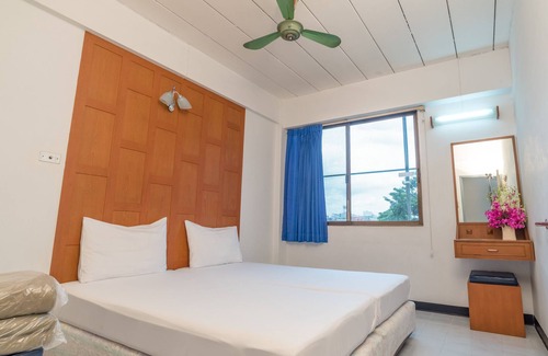 Chana Songkhram Hotel | New Siam I