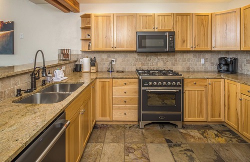 Saddle Ridge House | New! Ski-in/Ski-out 3-bedroom condo with private hot tub & grill
