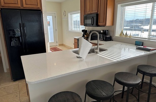 Gypsum Condo | NEW spacious 2 BR/2 BA w. pool, dockage available, bar