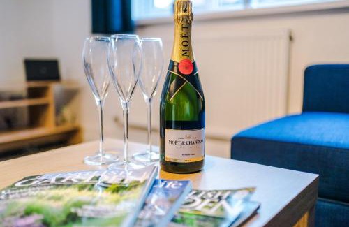 Crewe Apartment | NEW! Spacious 2-bed Apartment in Crewe by 53 Degrees Property, ideal for Business & Professionals, FREE Parking - Sleeps 6
