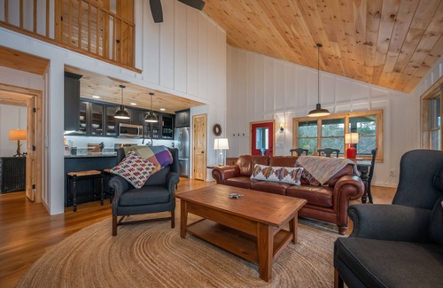 Mill Spring House | New Spacious Perfect Lake House -11 miles to TIEC