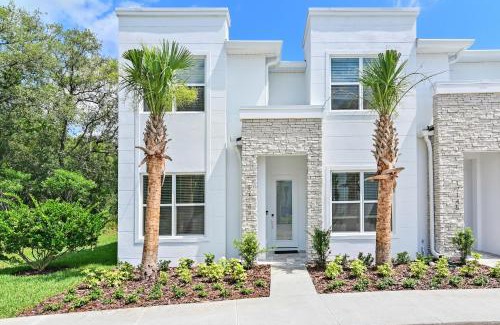Four Corners House | New Spacious & Tranquil Townhouse near Disney - 4BR, 3FB, and Pool