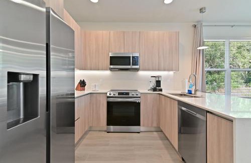 Four Corners House | New Spacious & Tranquil Townhouse near Disney - 4BR, 3FB, and Pool
