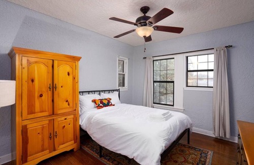 Woodlawn Lake Villa | New! Spanish Gem-HotTub-Pool-Mins to River Walk