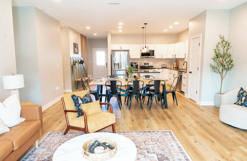 Westfield House | NEW Springmill Escape in Westfield - 2 king beds, office, fenced yard and more