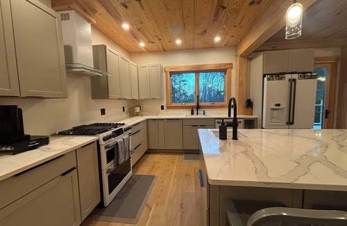Stratton House | NEW Stratton Ski Home- 10 minute drive to BOTH Stratton & Mount Snow!