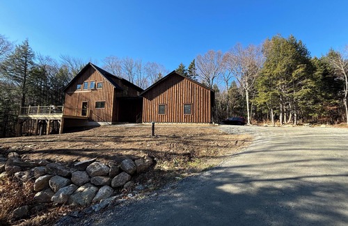 Stratton House | NEW Stratton Ski Home- 10 minute drive to BOTH Stratton & Mount Snow!