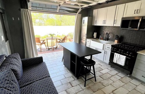 South Capitol Apartment | New Studio Apartment Less than a Mile From Plazan