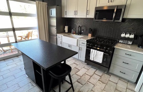 South Capitol Apartment | New Studio Apartment Less than a Mile From Plazan