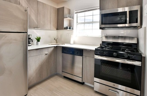 The Roads Condo | ✨New Studio plus FREE Parking