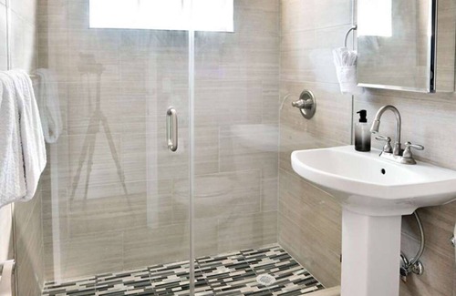 The Roads Condo | ✨New Studio plus FREE Parking