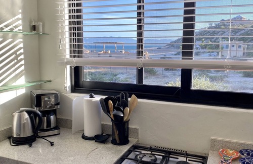 El Sargento Cottage | New studio queen casita with full kitchen and bath
