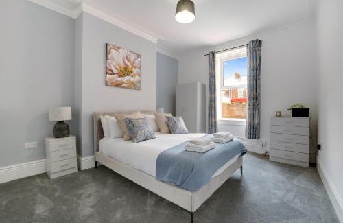 Westoe House | NEW! Stunning 4 Bedroom Home in South Shields by Stay With Us, Perfect for Families & Contractors!, FREE Parking!